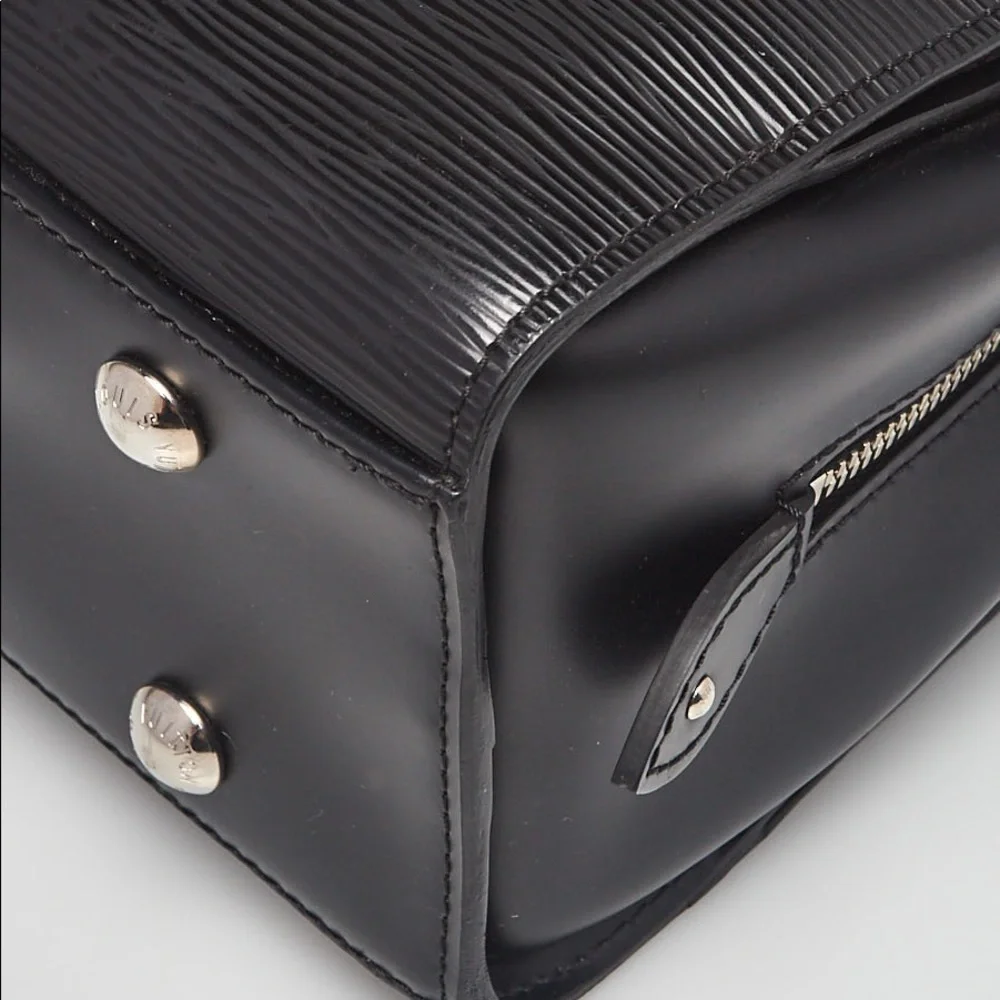 LOUIS VUITTON
Black Epi Leather Pont-Neuf GM Bag - Picture 5 of 7